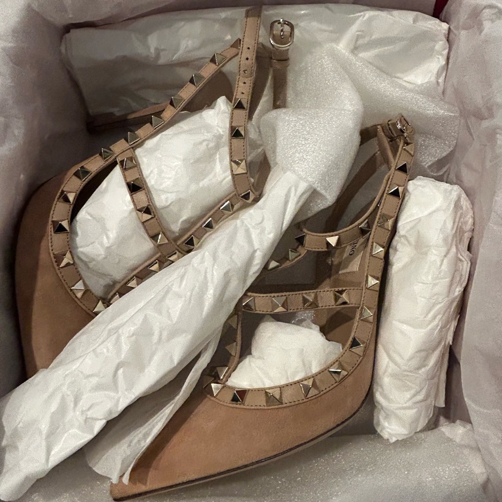 Valentino nude rockstuds size 37.5. Only worn indoors to try